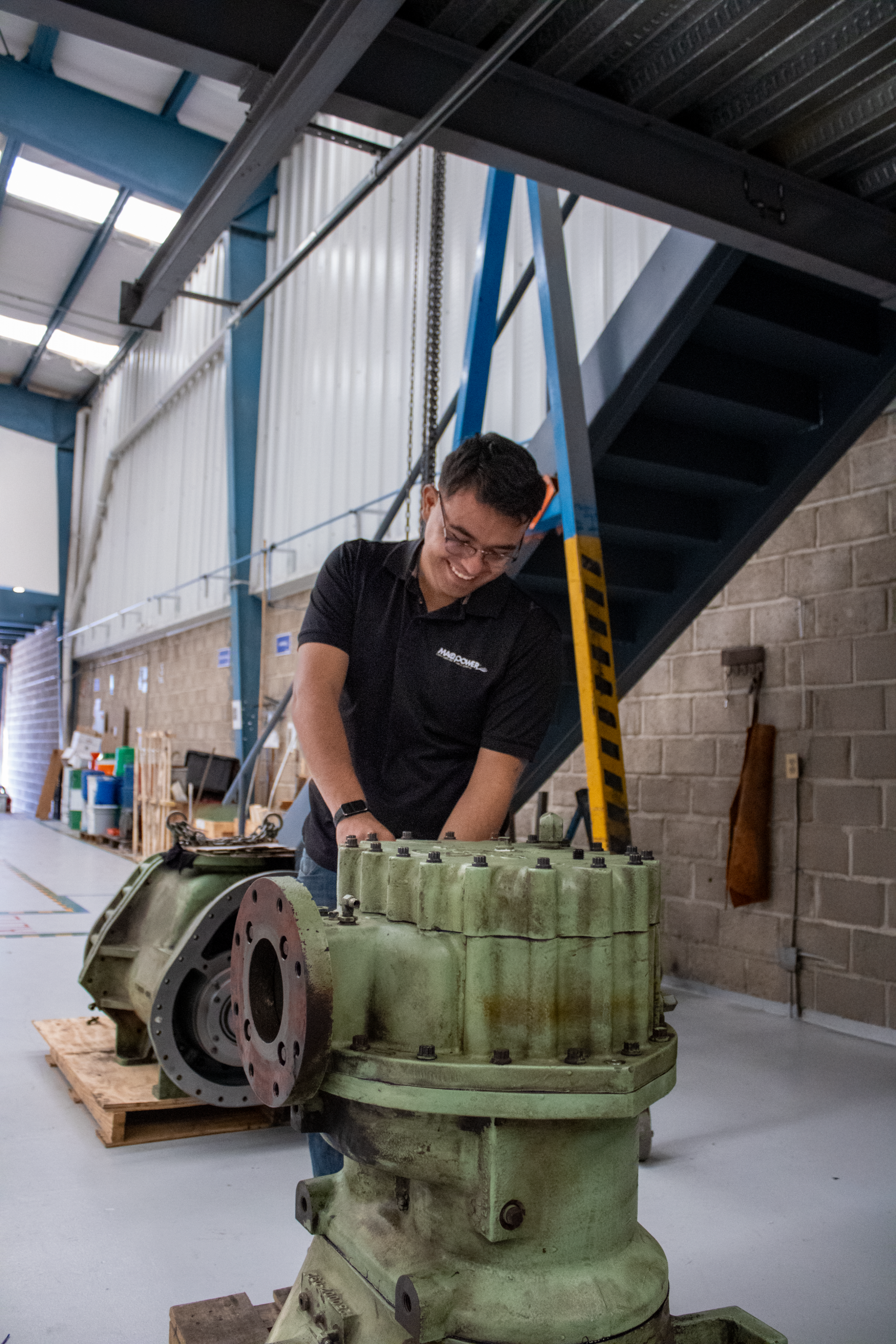 Equipo técnico de Maqpower trabajando en sistemas de aire comprimido