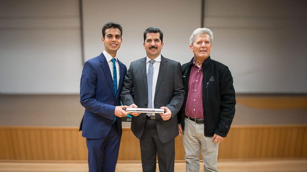 Alejandro Tamez, Javier Tamez y Roberto Tamez posando sonrientes al establecer la VISIÓN 2025 para el futuro de Maqpower.