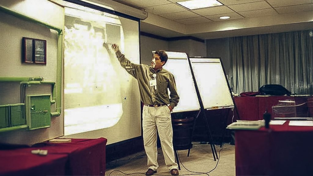 Ingeniero Ramón Contreras, miembro del equipo de Maqpower, exponiendo frente a un proyector sobre soluciones de aire comprimido.