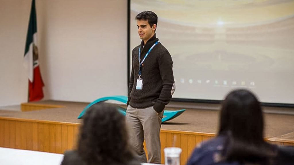 Alejandro Tamez, director general de Maqpower frente a un público.