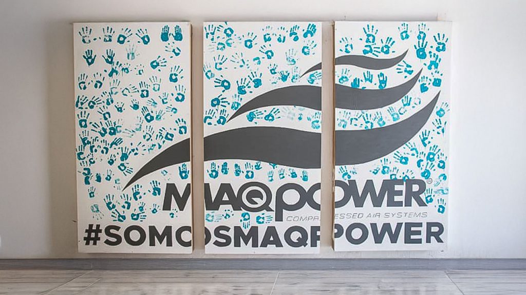 Cuadro dividido en tres paneles con el logo de Maqpower sobre un fondo de palmas de manos pintadas en tonos azules.