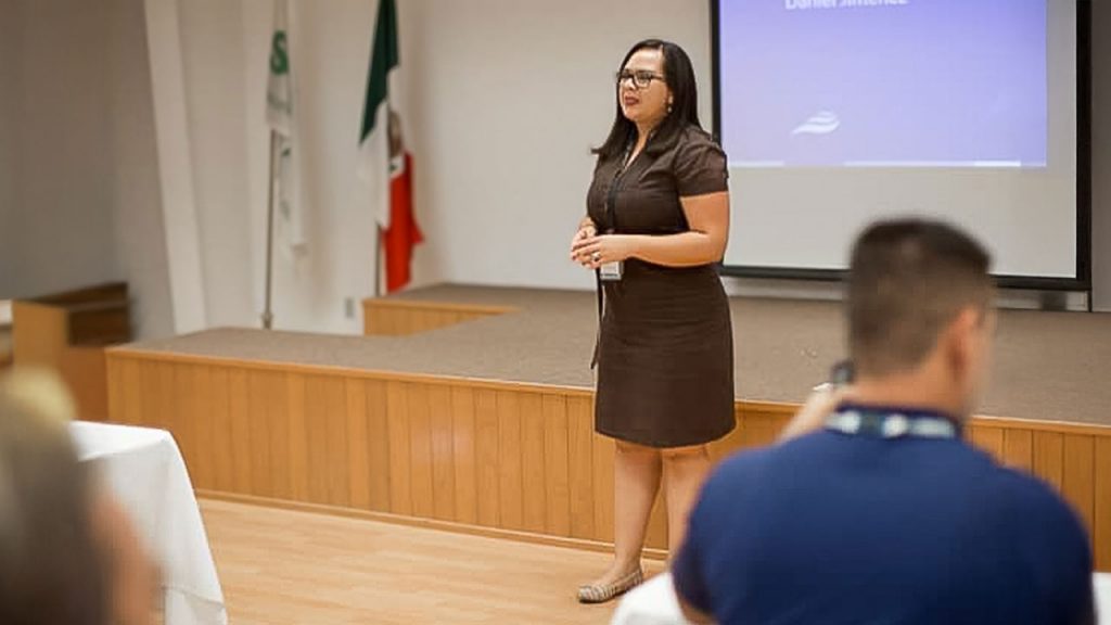Miembro del equipo de Maqpower hablando frente a un público.