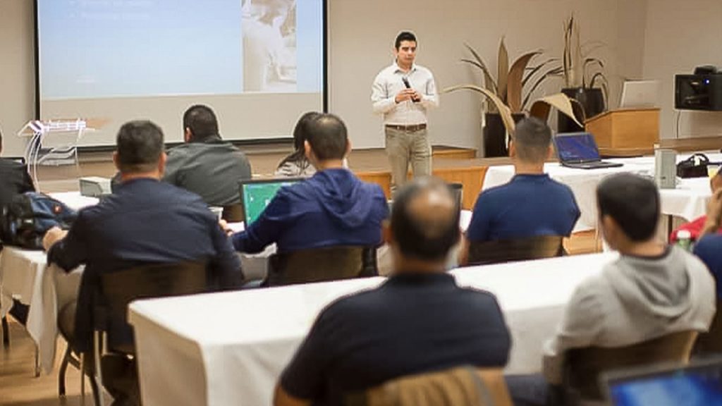 Colaborador de Maqpower hablando frente a un público.