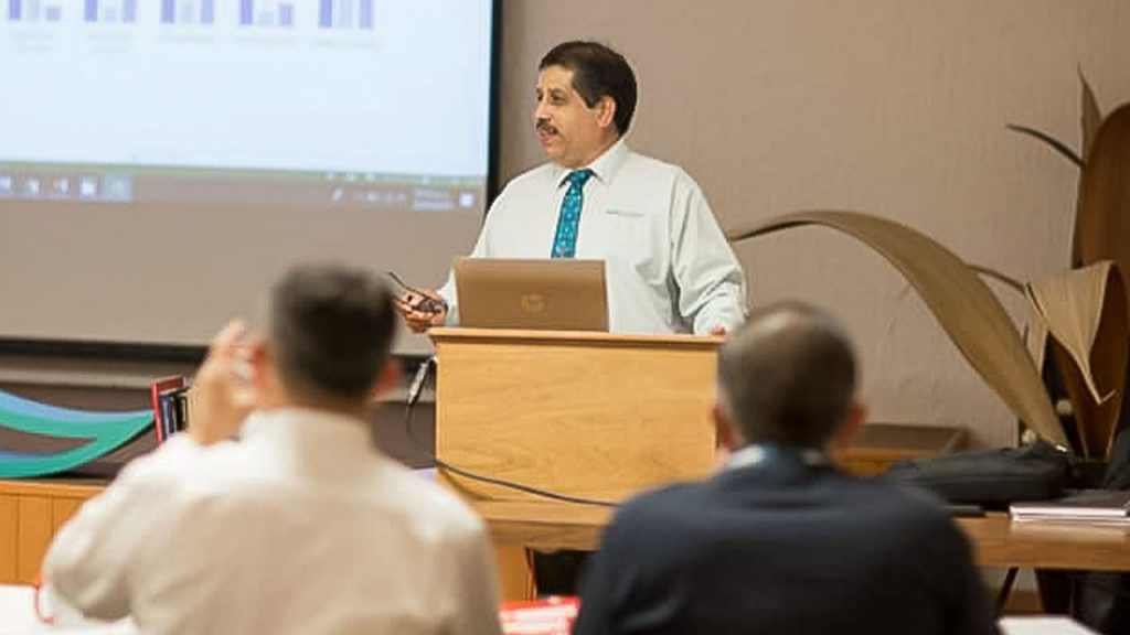 Ingeniero Ramón Contreras, parte del equipo de Maqpower exponiendo frente a un público.