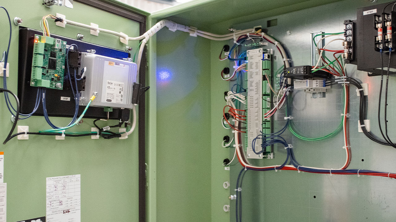 Interior de un compresor Sullair para auditorías energéticas de aire.