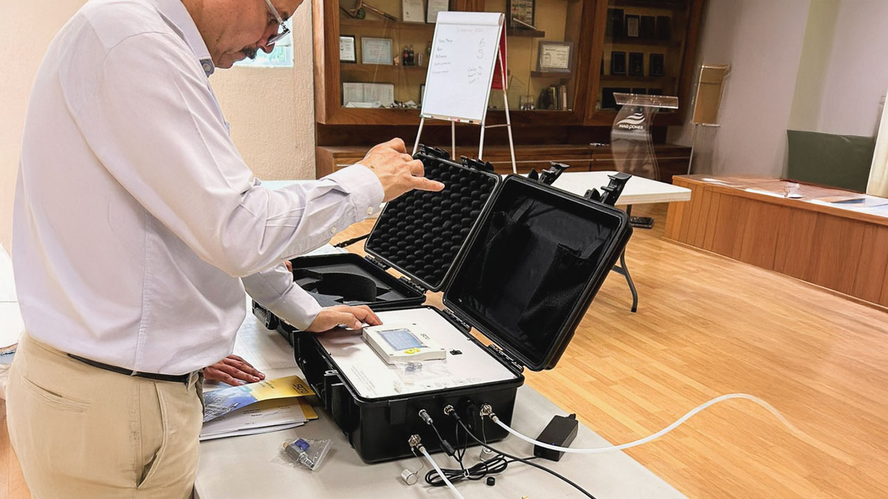 Ingeniero de Maqpower llevando a cabo un procedimiento durante una auditoría de aire comprimido.
