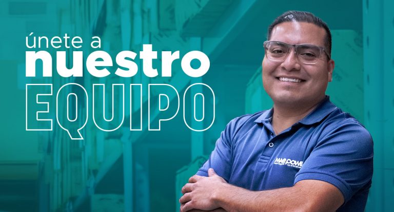 Únete a nuestro equipo. Colaborador de Maqpower Sonriendo a la Cámara con un fondo verde.