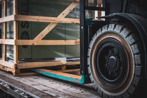 Montacargas cargando compresor Sullair S-Energy en Maqpower