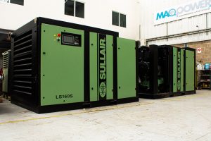 Dos compresores de tornillo lubricado Sullair LS160S dentro de las instalaciones de Maqpower