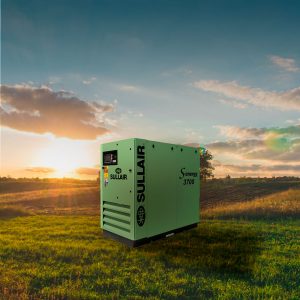 Compresor Sullair S-energy 3700 de fondo un campo con el atardecer