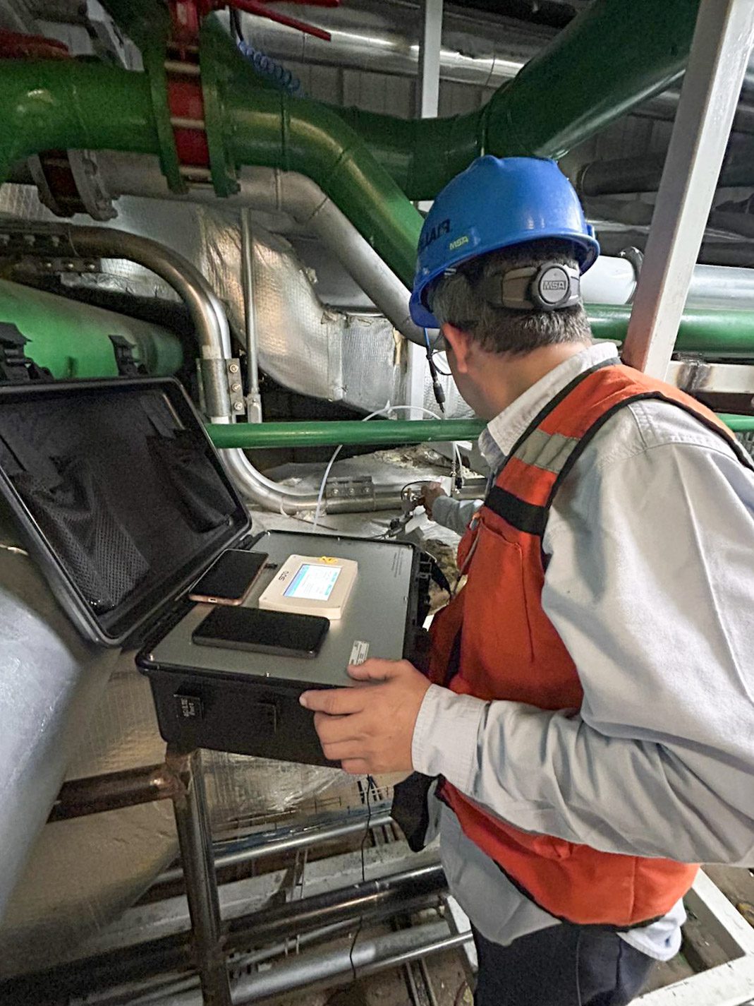 Consultor de Maqpower realizando monitoreo de un sistema de aire comprimido en una planta industrial